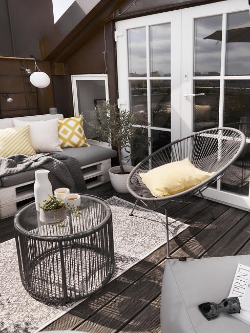 Balkon Design Banner Balkon Design in Schwarz-Weiß mit gelben Kissen