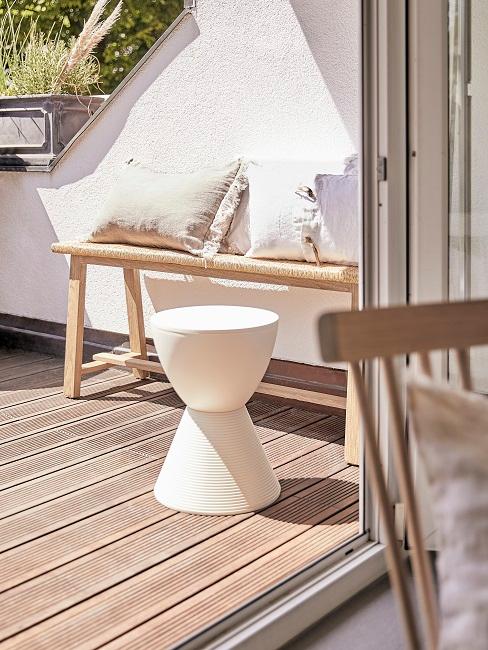 Bankirai Terrasse mit Holzbank und Beistelltisch in Weiß