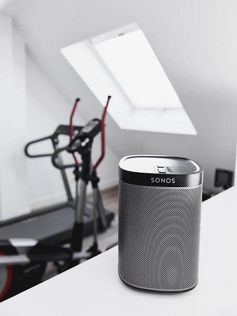 Sonos Musikbox in weißem Zimmer mit Sportgerät