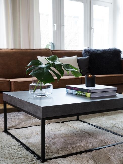 Dunkler Couchtisch vor brauner Ledercouch