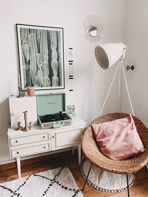 chambre-vintage-banner Chambre vintage fauteuil en osier commode rétro et image cactus