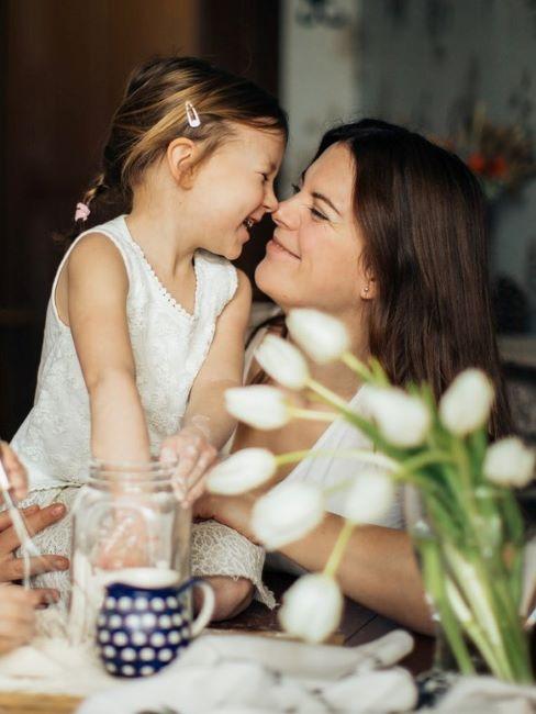 lavoretti festa della mamma mamma con bambina