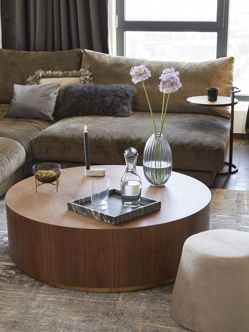 Bruin Header Woonkamer met bruin leren bank ronde salontafel en bruin vloerkleed
