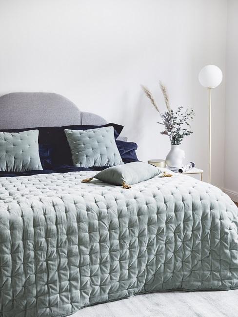Grijsgroen Header Grijsgroen bed in witte ruimte vloerkleed