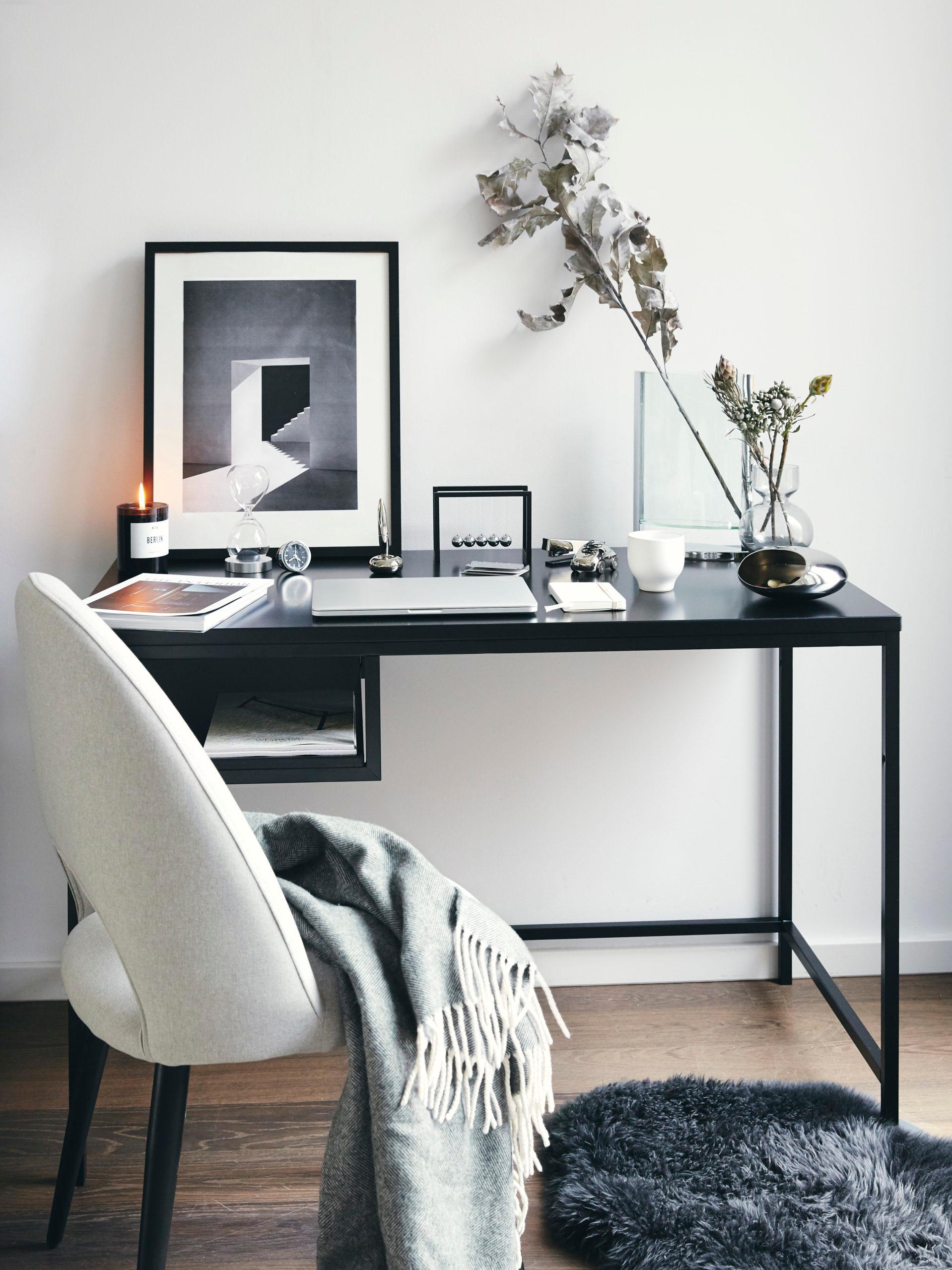 ModernKantoor8 Zwart wit kantoor met schilderij en witte stoel en zwart bureau