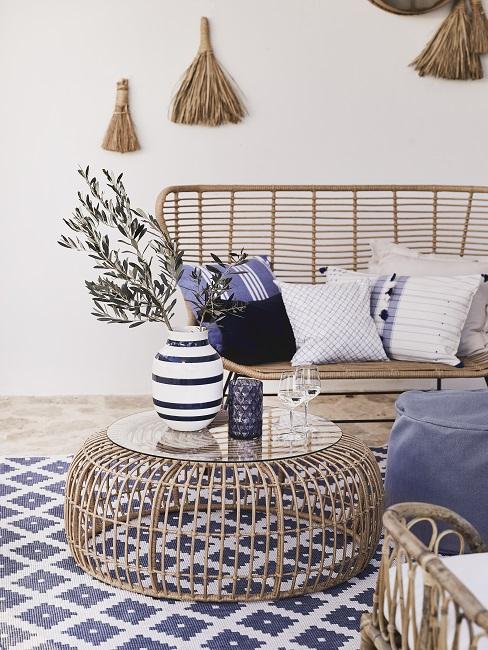 Tuinmeubels Header Tuinmeubels rotan met blauwe accessoires buiten onder witte pergola