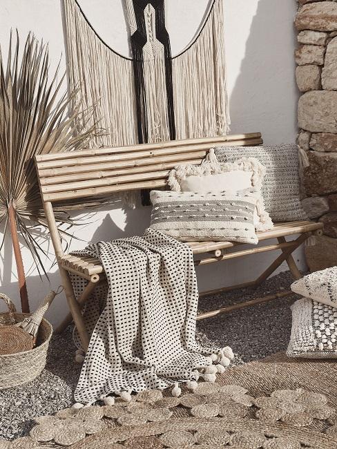 Kleine tuin inspiratie heading Kleine tuin in boho style met bamboe bankje en accessoires in aardetinten