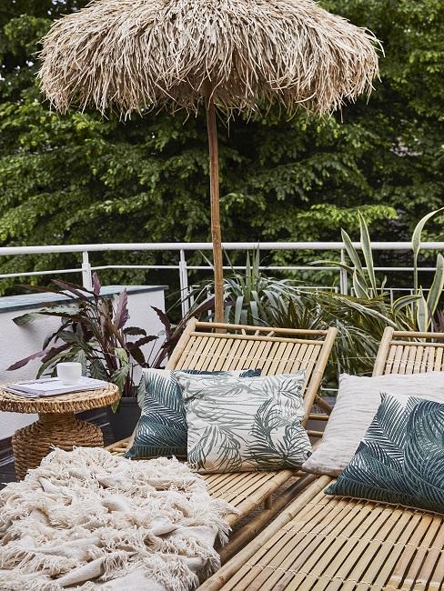 Balkon afschermen Header Balkon afschermen met planten en een parasol in bohemian style