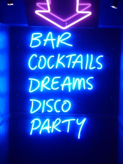 Ausgefallene Mottoparty Leuchtschrift in einer Discothek "Bar Cocktails Dreams Disco Party"