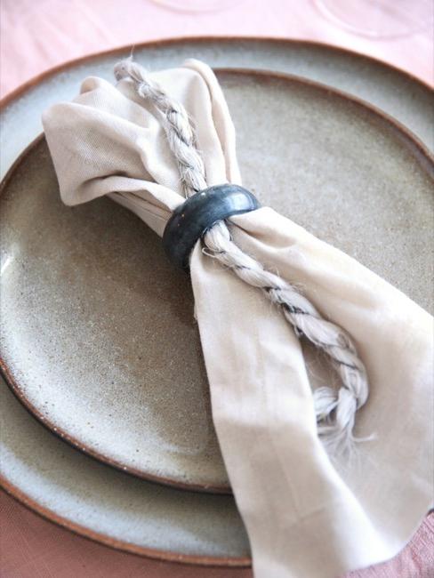 Servetten vouwen Close-up eettafel met borden en servet