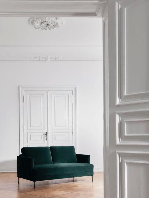 Guía de sofás Habitación blanca con sofá verde en el medio