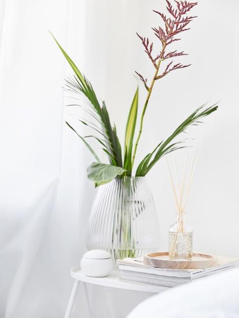 Parfum d’ambiance Table de chevet avec parfum de chambre