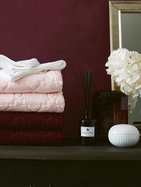 Salle de bains à décor rouge avec parfum