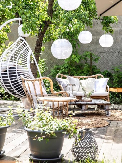 Blumenbeet anlegen Terrasse mit vielen Pflanzen