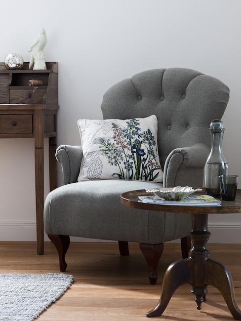 sillón con una decoración de muebles antiguos