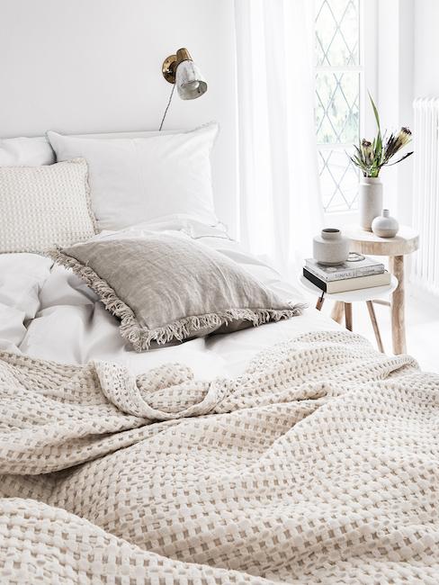 Habitación con decoracion en tonos biege y blanco
