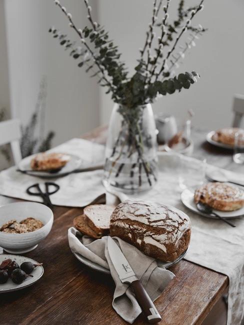 cómo cuidar los cuchillos una mesa de primavera, con un pan pequeño y un cuchillo