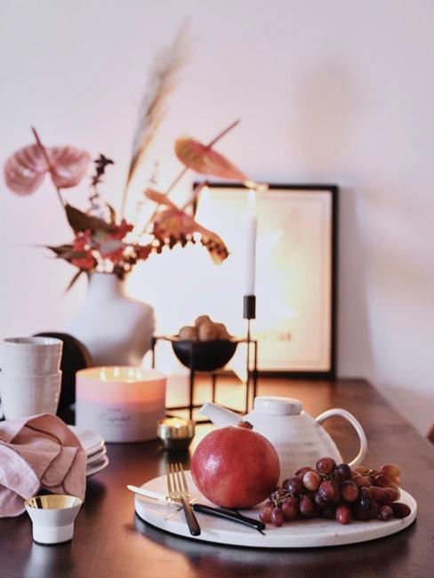 Decoración otoñal con hojas y granadas