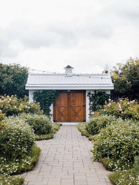 Gartenhaus einrichten Garten mit Pfad zum Gartenhaus