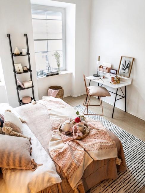 Kleines Zimmer einrichten Kleines Zimmer multifunktional eingerichtet mit Bett, Regal und Arbeitsplatz