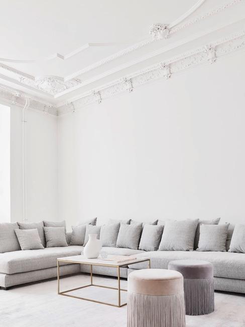 Wohnlandschaft in Grau Wohnlandschaft in Grau mit Couchtisch und grauen Poufs