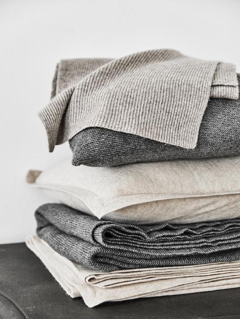Decke besticken Nahaufnahme mit grauen Cashmere Decken