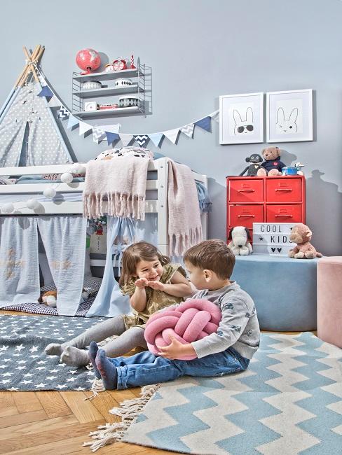 dos niños jugando en su habitación