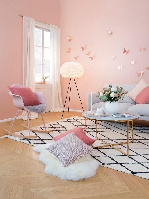 Salón rosa con una lampara de plumas de pie