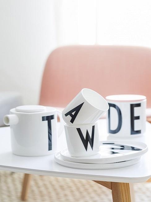 Designer Tassen auf einem Beistelltisch im Wohnbereich