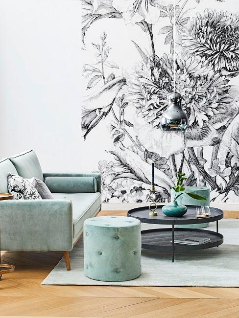 Tapezieren Wohnzimmer Ausschnitt einer Sofaecke, an der Wand ist eine große Tapete mit floralem Motiv