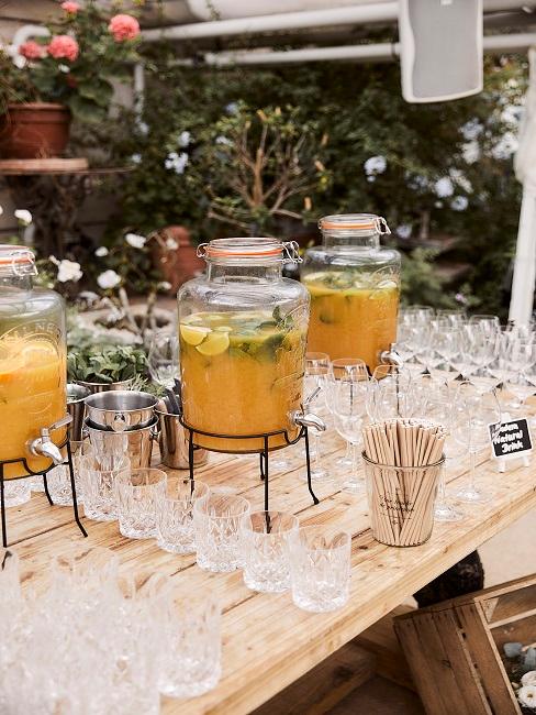 Getränkespender Getränkespender aus Glas mit Orangensaft auf einer Anrichte