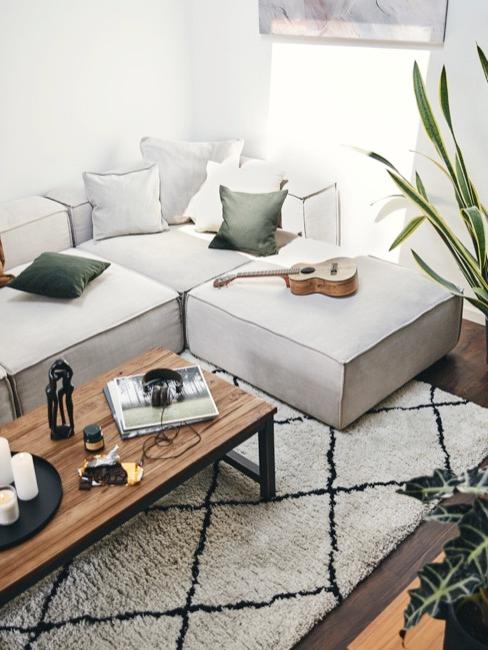 Wohnzimmer grau Wohnzimmer mit grauem Sofa, grüner Deko und Holzmöbeln Holz