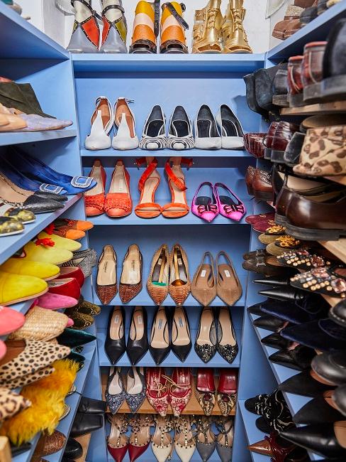 Ein Schrank voller verschiedenartiger Schuhe