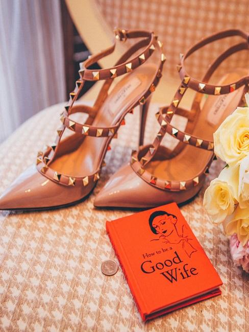 Designer-Schuhe auf einem Sessel mit einem Buch