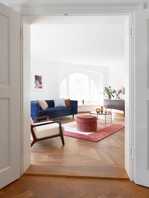Farbkonzept Wohnzimmer mit einem Sofa und Sessel
