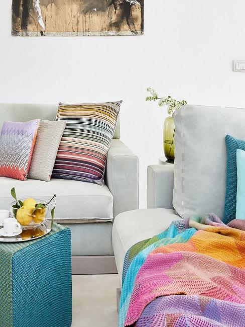 Graues Sofa mit bunten Kissen im Wohnbereich