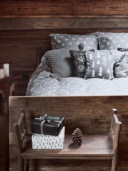 Schlafzimmer komplett aus Holz mit einer Bank und Tannenzapfen