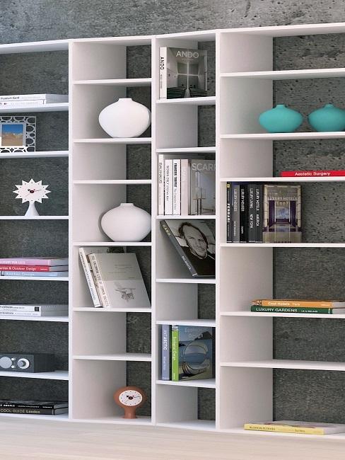 Bücherregal dekorieren mit Vasen und anderen Deko-Elementen