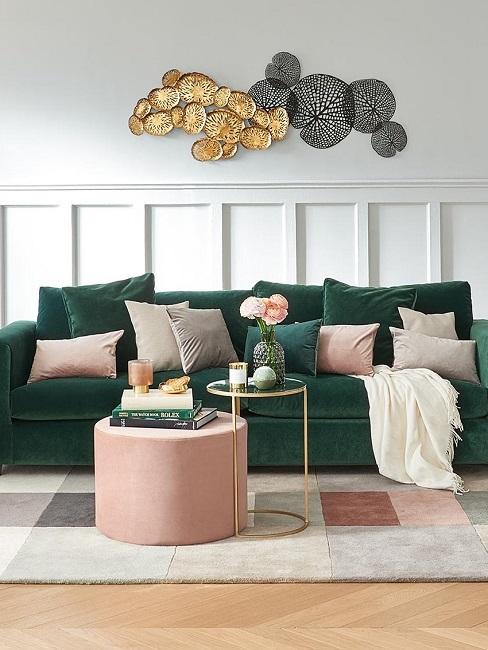 Mid Century Modern Wohnzimmer mit grünem Samtsofa, rosa Tisch, Kissen und Wanddeko
