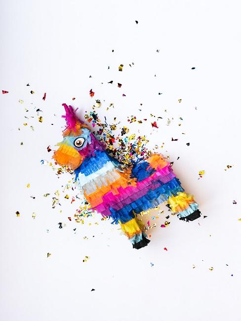 pinata basteln einhorn Bunte Pinata auf weißem Untergrund