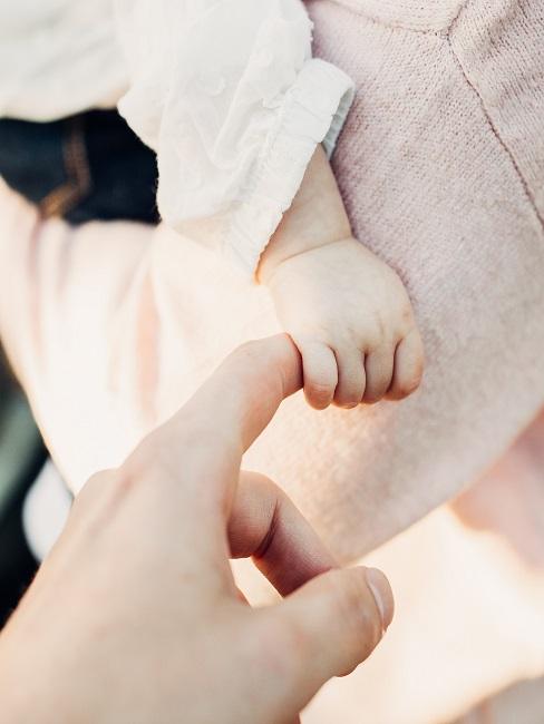 Mutter gibt Ihrem Baby den Zeigefinger