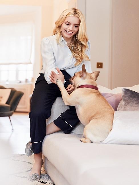 Delia Lachance mit ihrem Frenchie