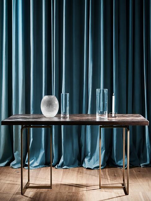 Petrol Vorhang hinter Tisch mit Gläsern und Vase