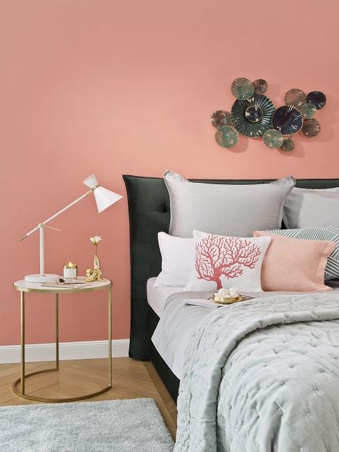 Schlafzimmer Farbe Lachs Schlafzimmer Farbe Lachs mit schwarzem Bett und grauer Bettwäsche