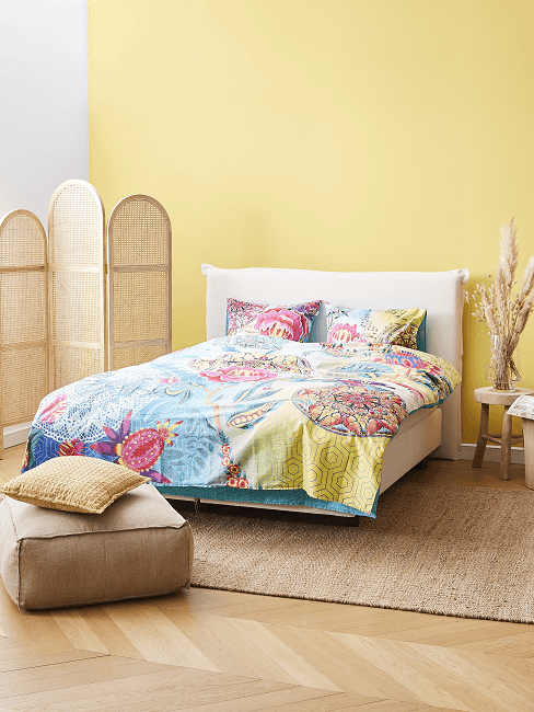 Schlafzimmer Farben Gelb mit bunter Bettwäsche