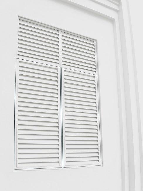 Fenster verdunkeln mit weißen Shuttern aus Holz