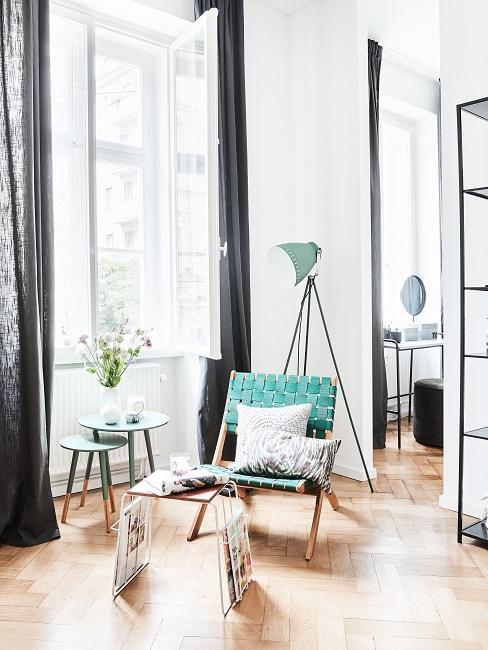 Richtig lpften offenes Fenster im Zimmer mit grünen Sessel, Stehlampe und Beistelltisch
