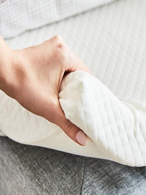 Hand hält Matrazenschoner
