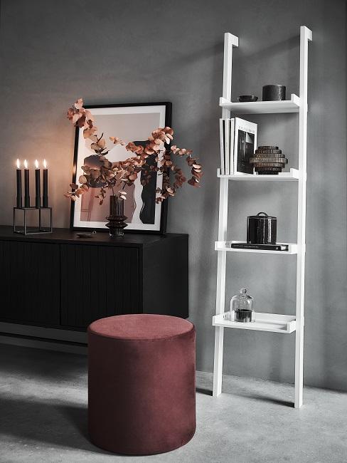 Designer Flur Banner Designer Flur mit grauer Wand, schwarzem Sideboard, Dekoleiter und rotem Hocker