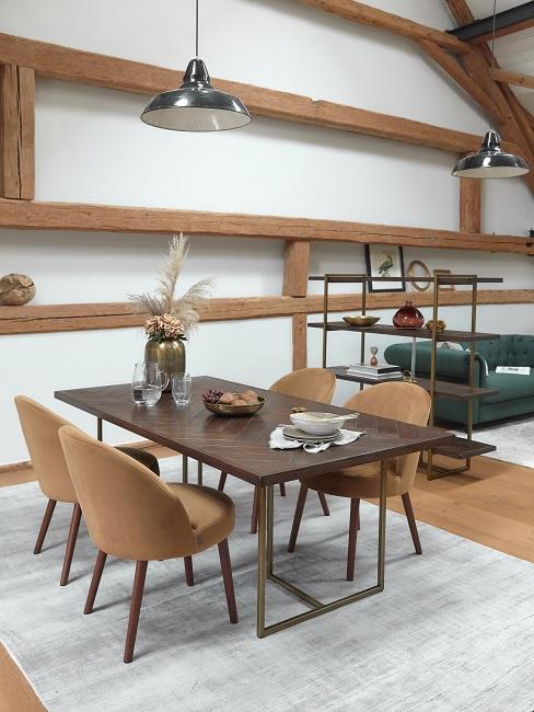 Designer Esszimmer Banner Designer Esszimmer mit Holztisch, braunen Stühöen und Holzverkleidung an der Wand